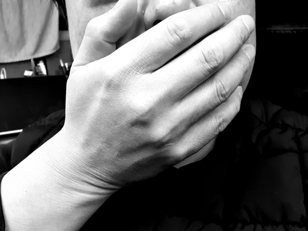 입을막고-기침을-참는-사람