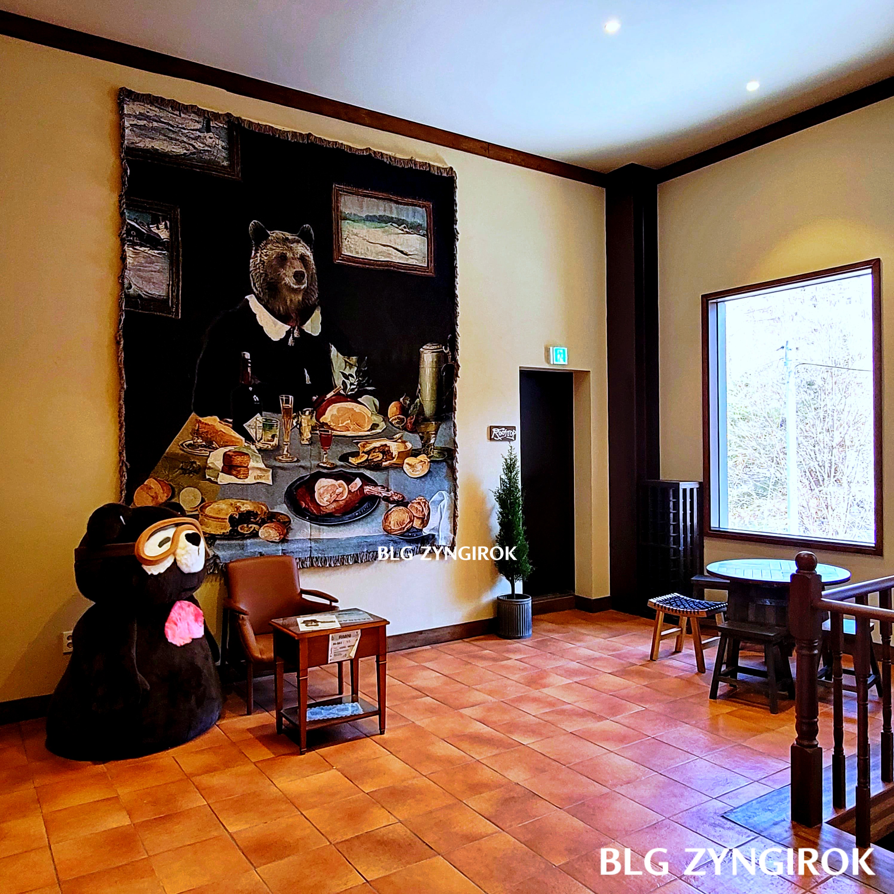 양주 카페 럿지 LODGE 3층 벽장식 모습이다.