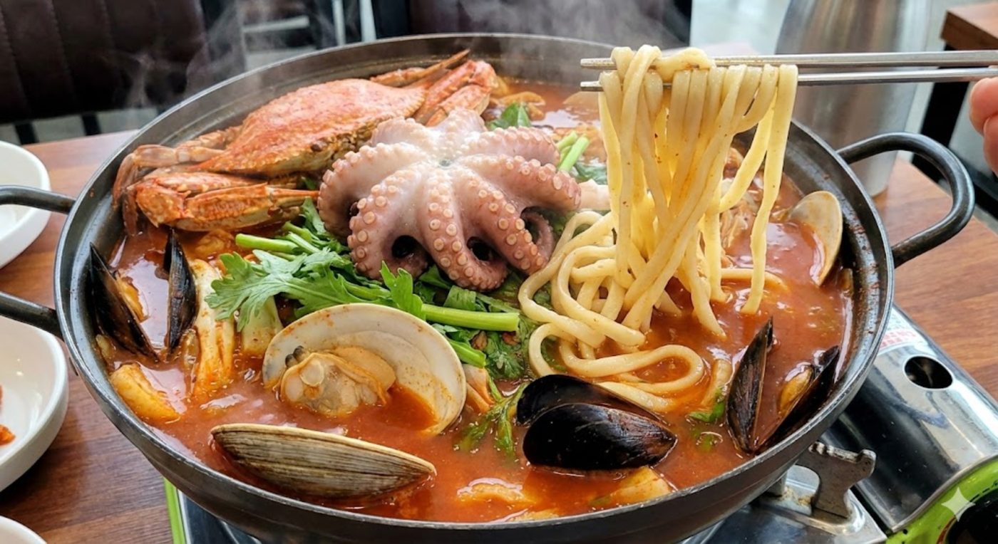 2026년 1월 21일 생생정보 인천 짬뽕전골 호린당 통문어와 게·조개가 들어간 해물전골에 면을 들어 올린 장면