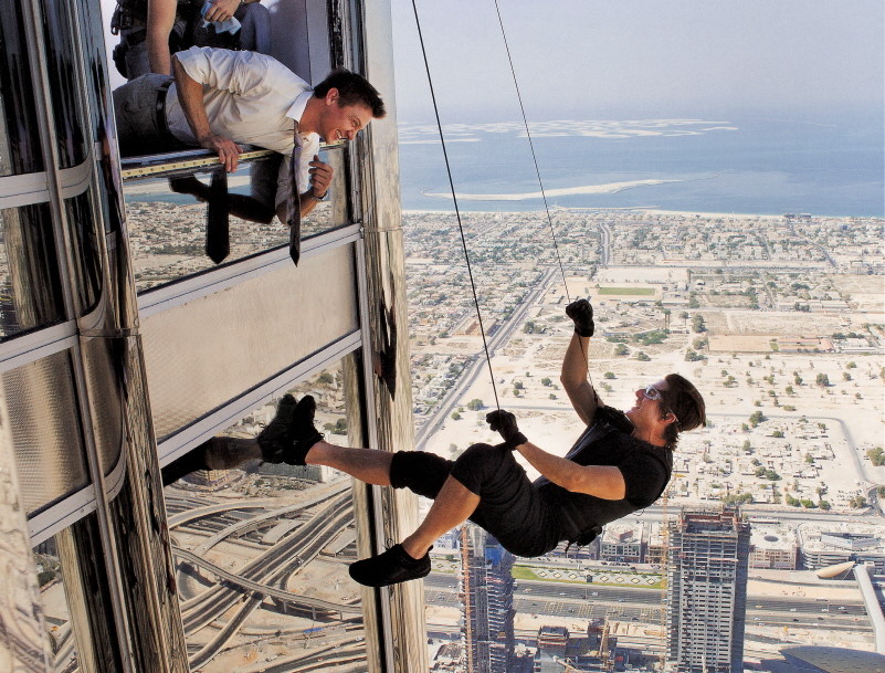 부르즈 칼리파에 매달려있는 에단과 에단은 도와주려는 브랜트.