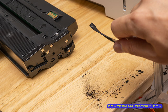 삼성 SL-M2893FW 번들 토너 보호 필름 제거