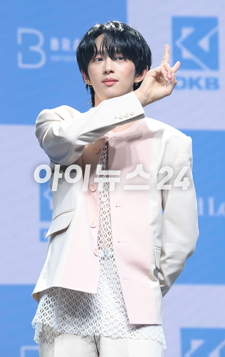 그룹 다크비(DKB) 테오가 14일 오후 서울 서교동 신한카드pLay스퀘어 라이브홀에서 다크비 여섯 번째 미니앨범 '아이 니드 러브(I Need Love)' 발매 기념 쇼케이스에서 포토타임을 갖고 있다. [사진=정소희 기자]