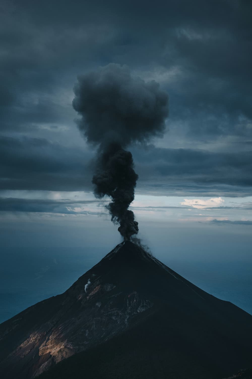 분화 중인 캄차카 화산 근접 사진
