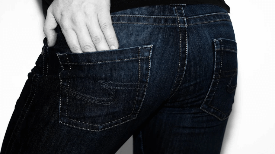청바지를 입고 있는 남자의 엉덩이 뒷모습