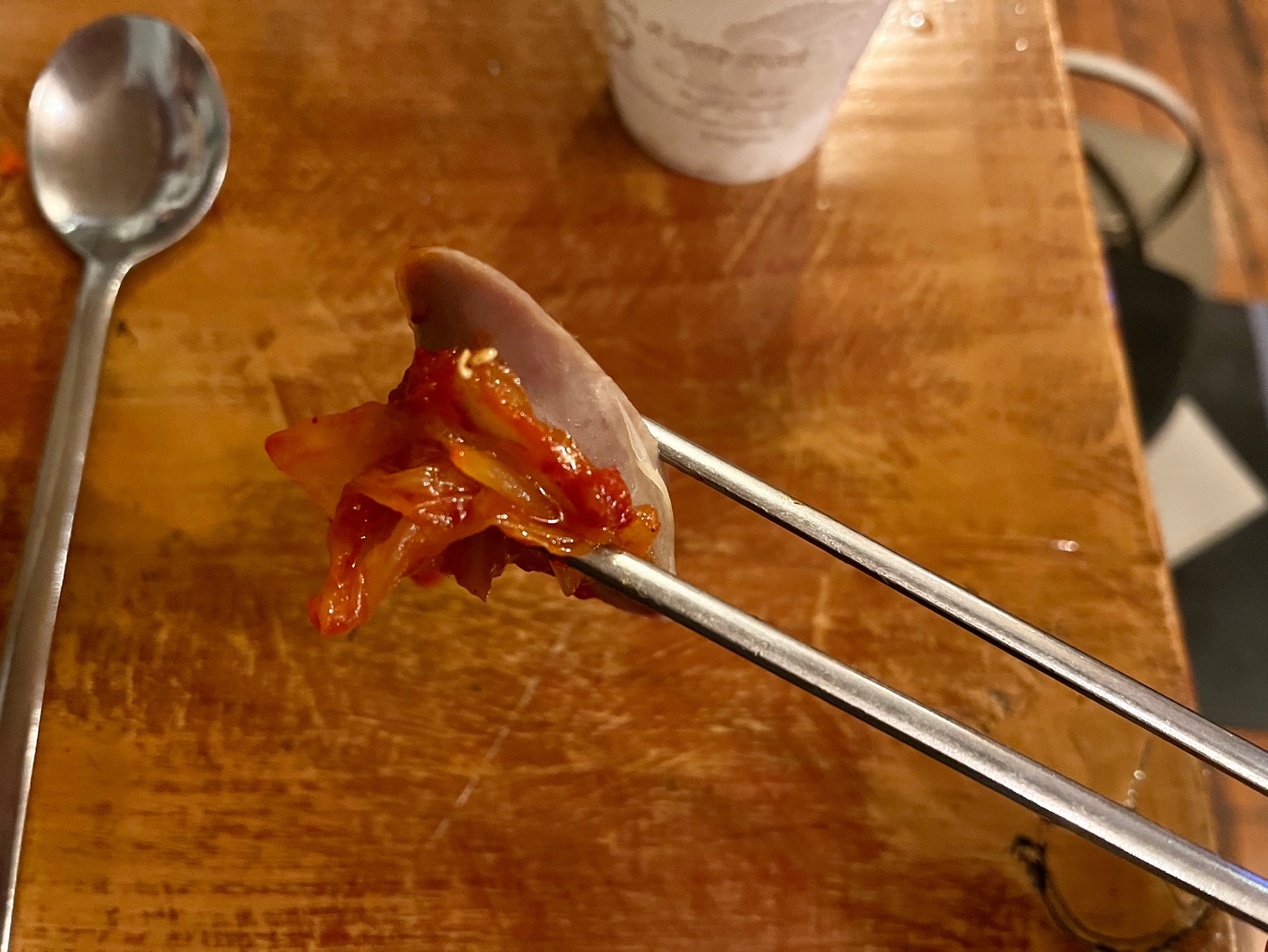 볶은 김치와 함께 먹는 소세지