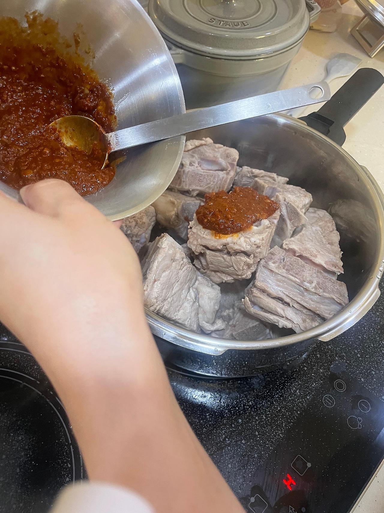 돼지 등뼈 감자탕