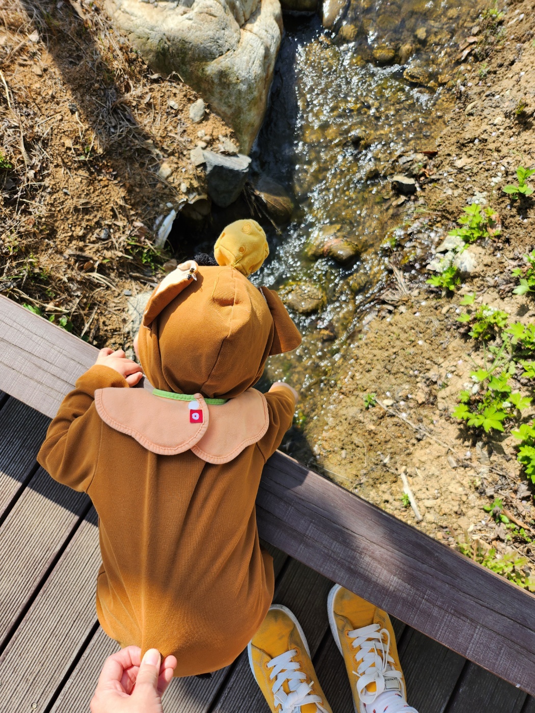 개울을 바라보는 아이