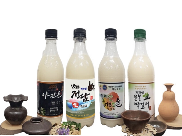 막걸리 4병이 놓여 있다. 야간문, 청담, 허브잎술, 운봉 막걸리