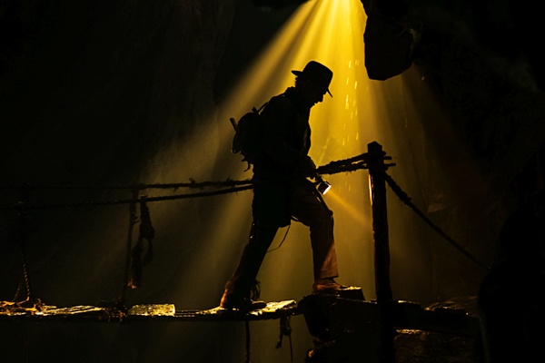 동굴을-지나는-해리슨-포드