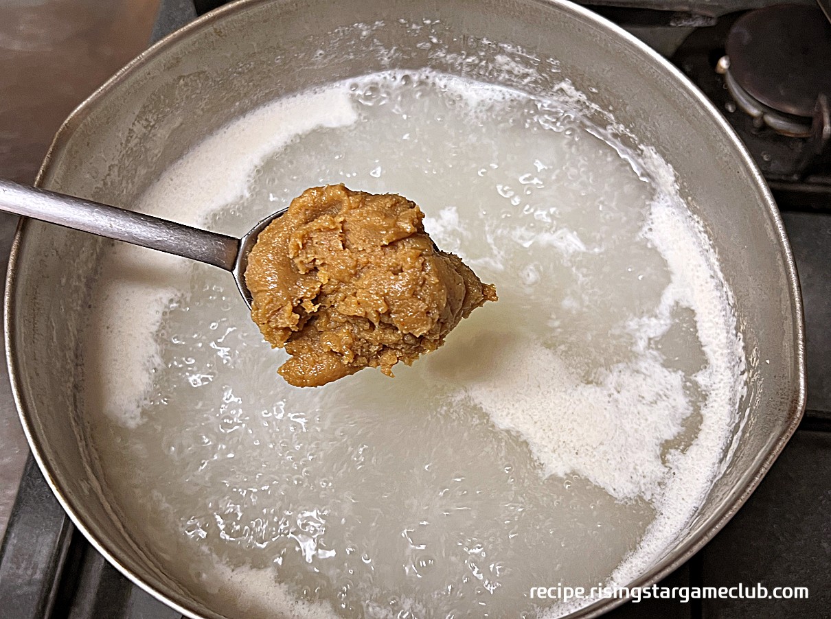 쑥 된장국에 넣을 된장 한숟갈 사진