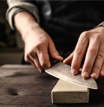 칼-가는-꿈-숯돌에-칼을-가는-장면