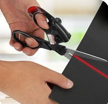 레이저 가위에서 레이저 가이드 빛이 나오고 검은 천을 자르는 사진