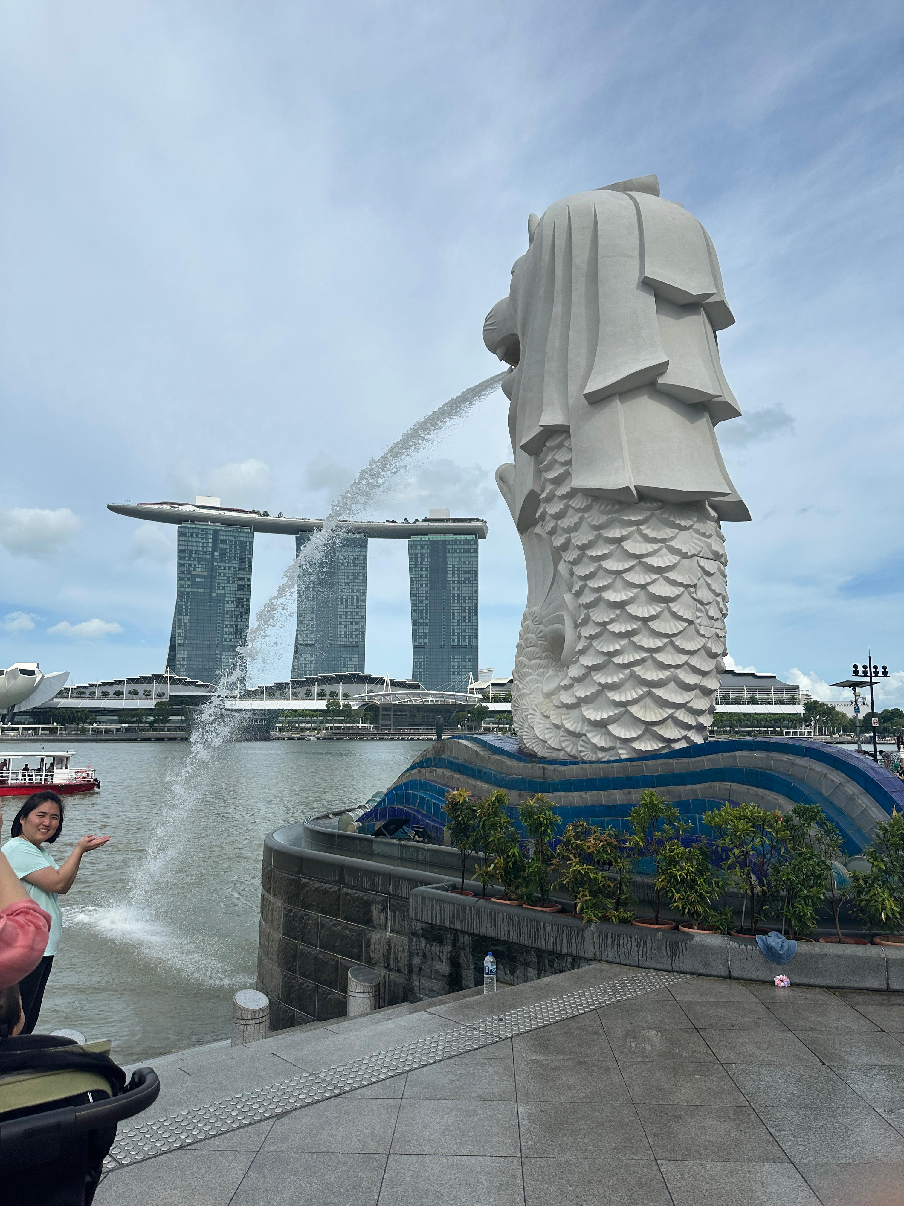 딸아이와 예비 신랑이 데려간 멀라이언 상. 마리나 베이 샌즈가 한눈에 들어옴