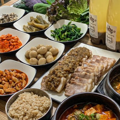 수육쌈밥 한 상 차림 