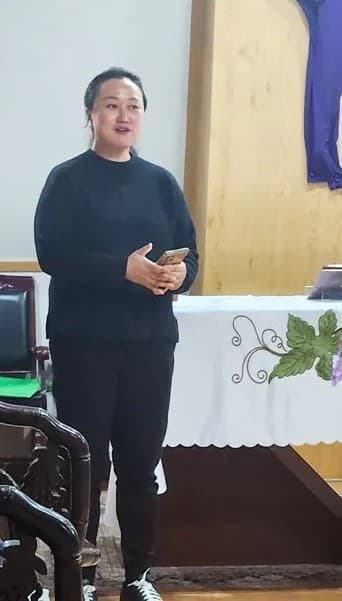 노혜인님이 출발하기 전 모임에서 인사하는 모습