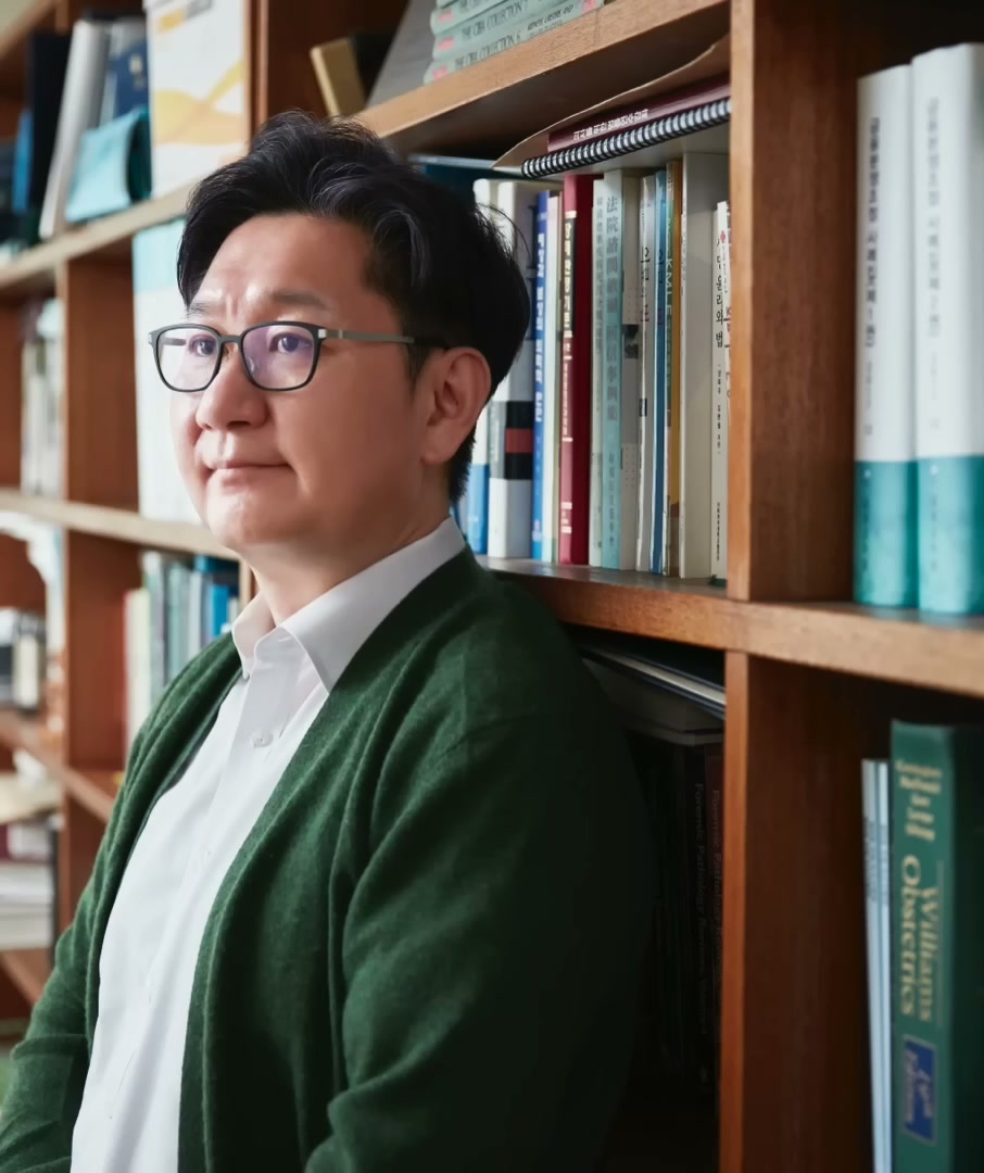 강연 무대 위에서 정면을 응시하는 유성호 교수의 상반신 인물 사진.