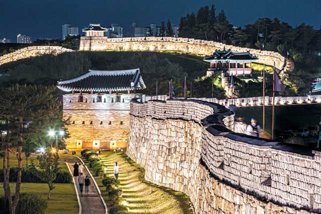 수원화성 야간 성곽길
