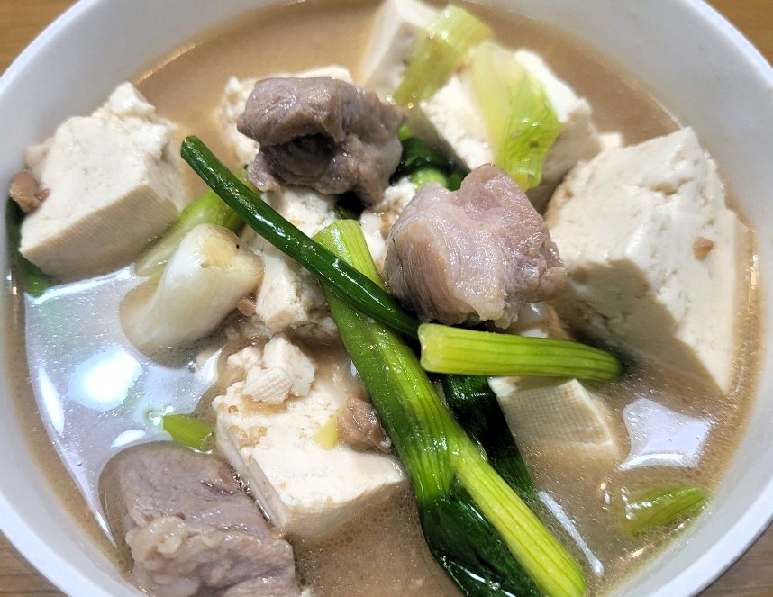 두부 한 모와 돼지고기가 들어간 된장국 완성 사진