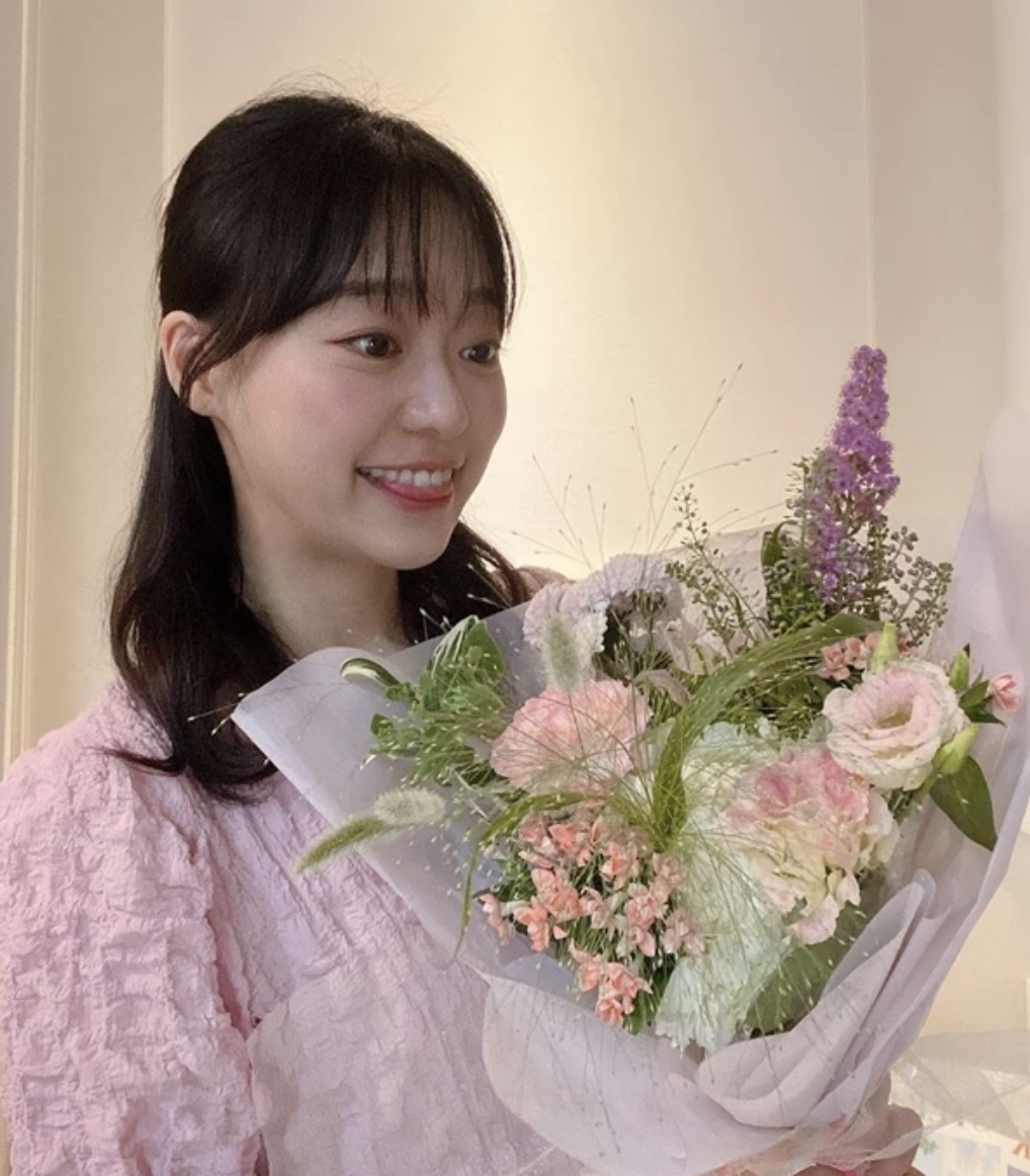 강연정 꽃다발 미모