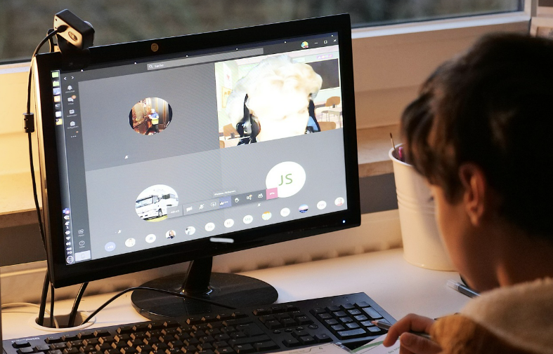 하이브리드 라이프: 온&middot;오프라인을 넘나드는 스마트한 생활 방식