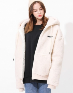 자켓입은-여성모델