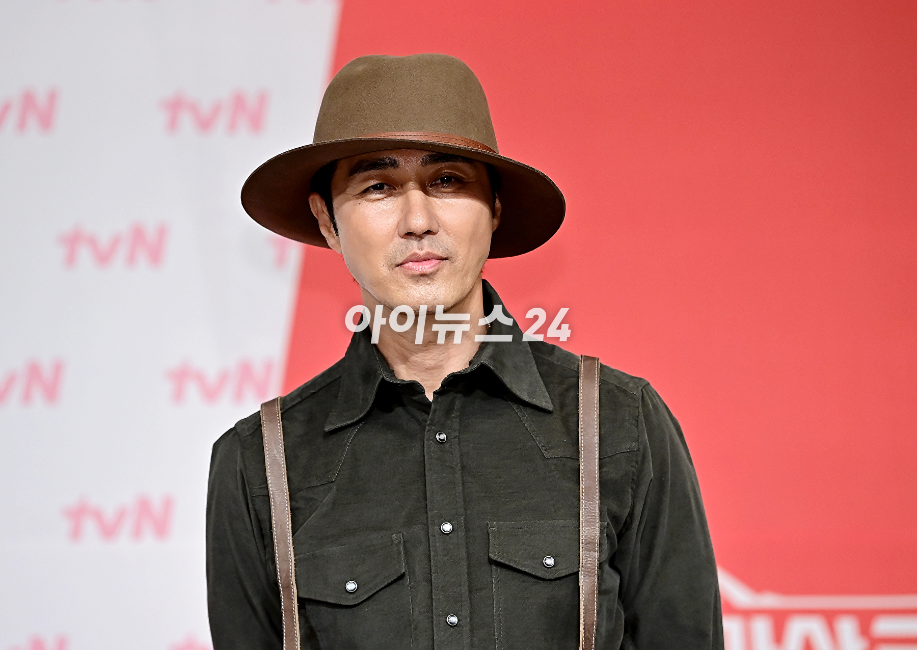 배우 차승원이 1일 오후 서울 마포구 서울가든호텔에서 열린 tvN '형따라 마야로 : 아홉 개의 열쇠' 제작발표회에서 포토타임을 갖고 있다. [사진=곽영래 기자]