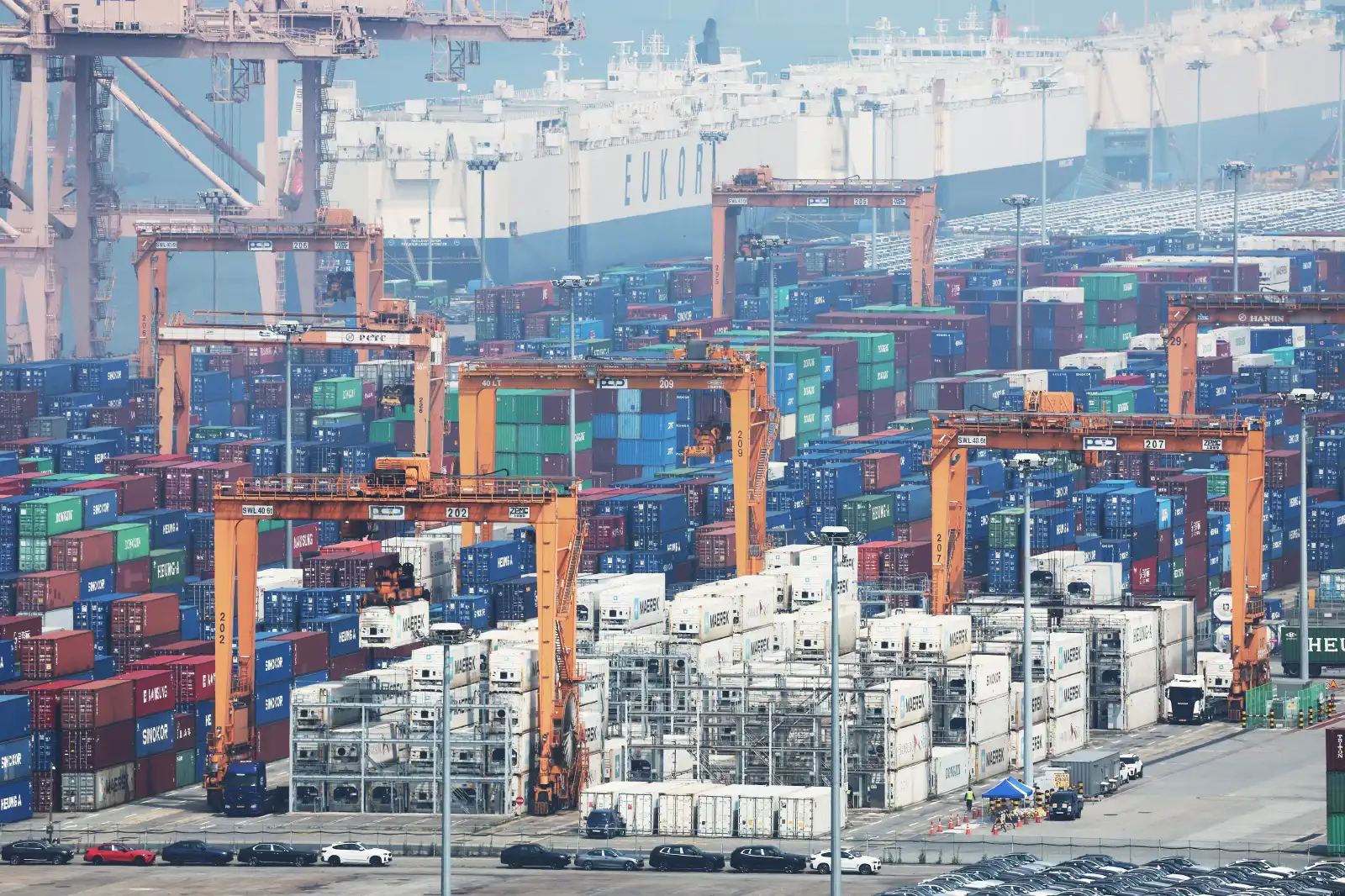 한국 수출항구와 컨테이너들