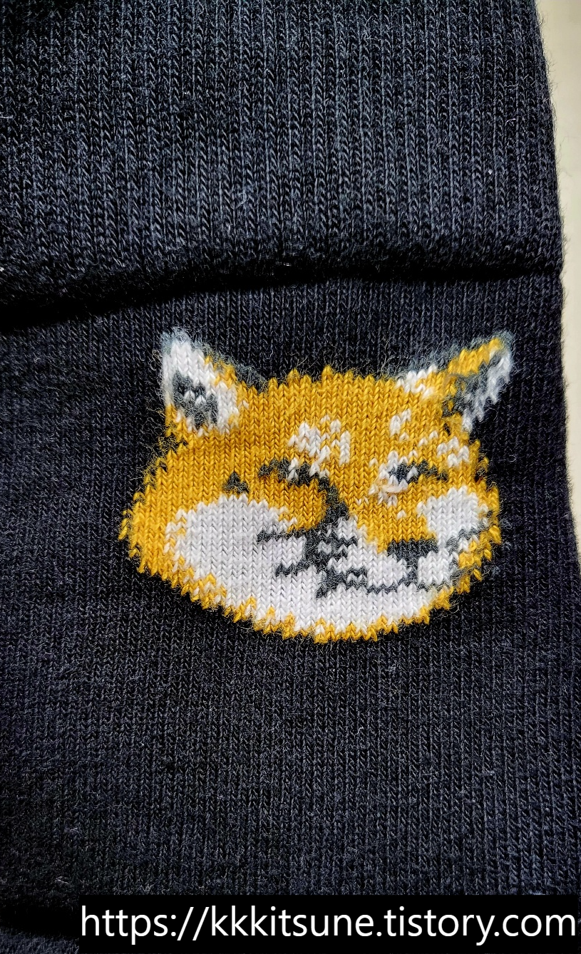 메종키츠네 폭스 헤드 양말 검정 여우 얼굴 수놓은 부분