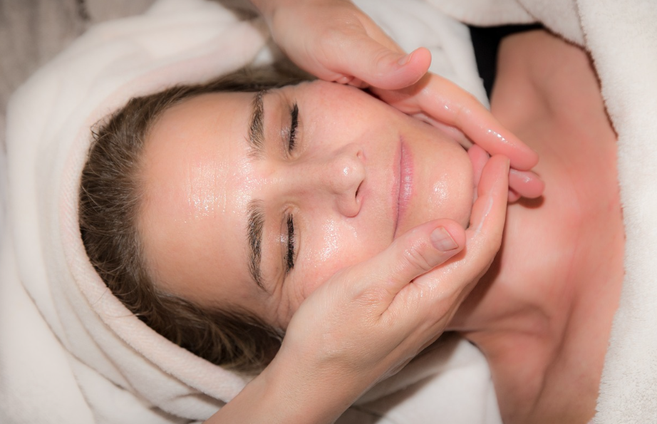 피부 리프팅은 피부 탄력 회복에 효과적이다.