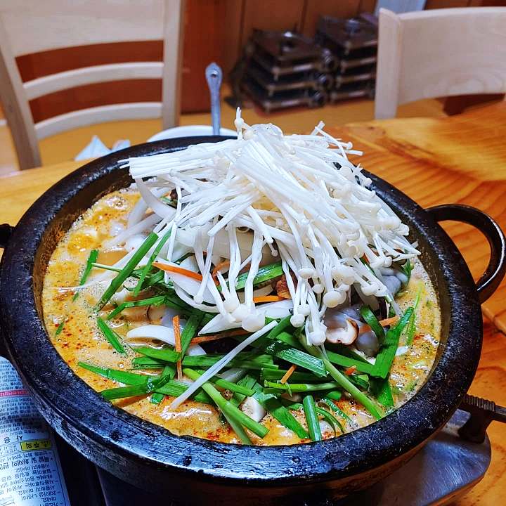 토요일은 밥이좋아 예산 덕산 온천 낙지 전골 맛집 50년 내공 낙지볶음 활낙지 낙지버섯전골 예산10미 현지인 추천 토밥 좋아 방송정보