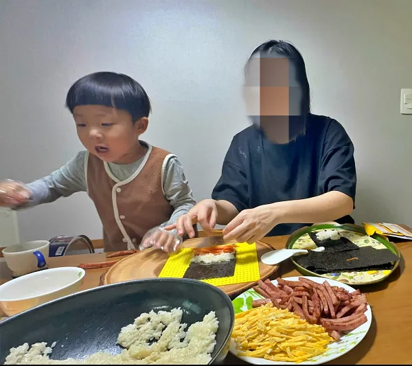 보호자와 함께 간식을 만드는 아이