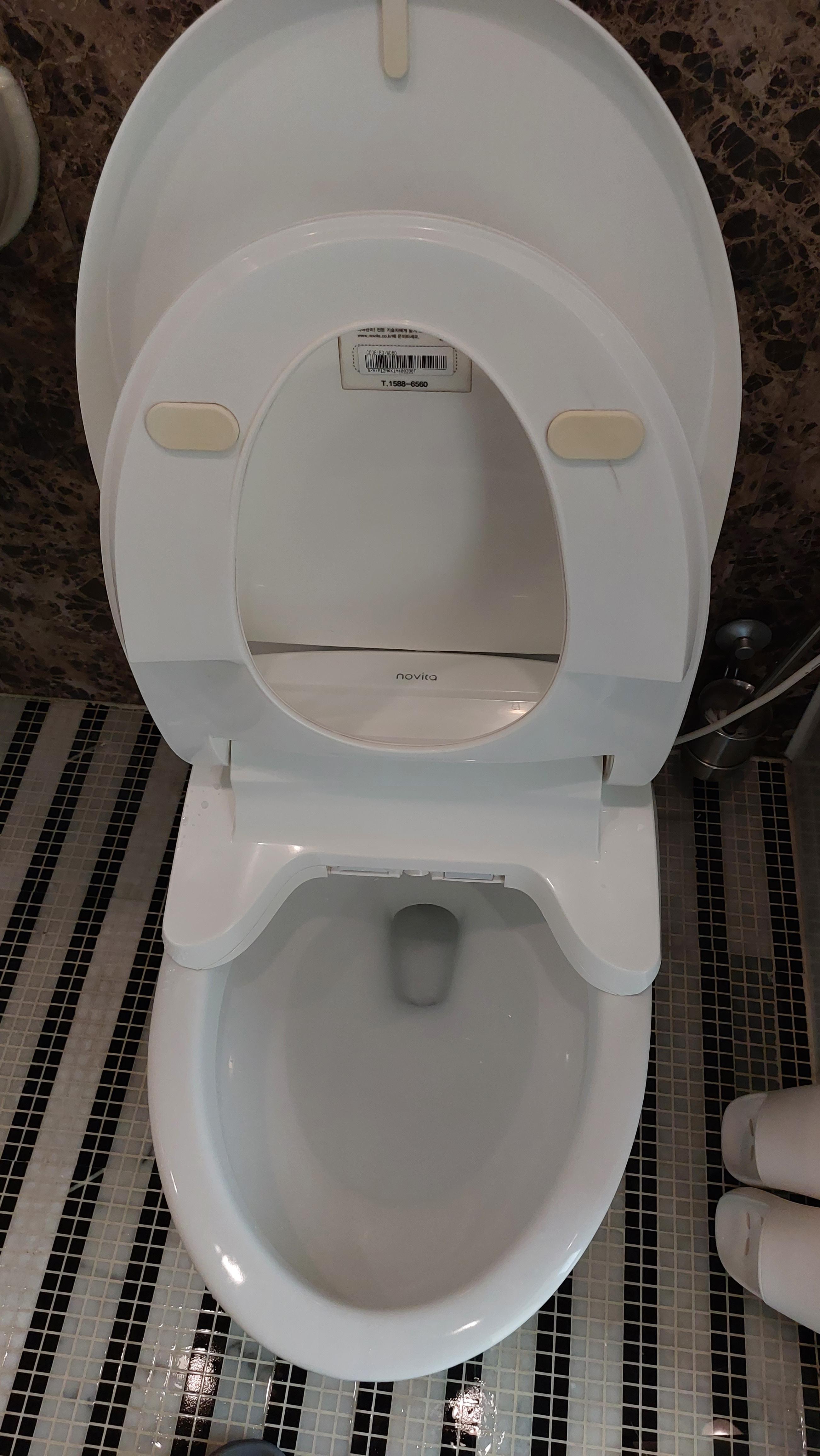 비데 안장 부분 한쪽에도 크랙이 생겼습니다