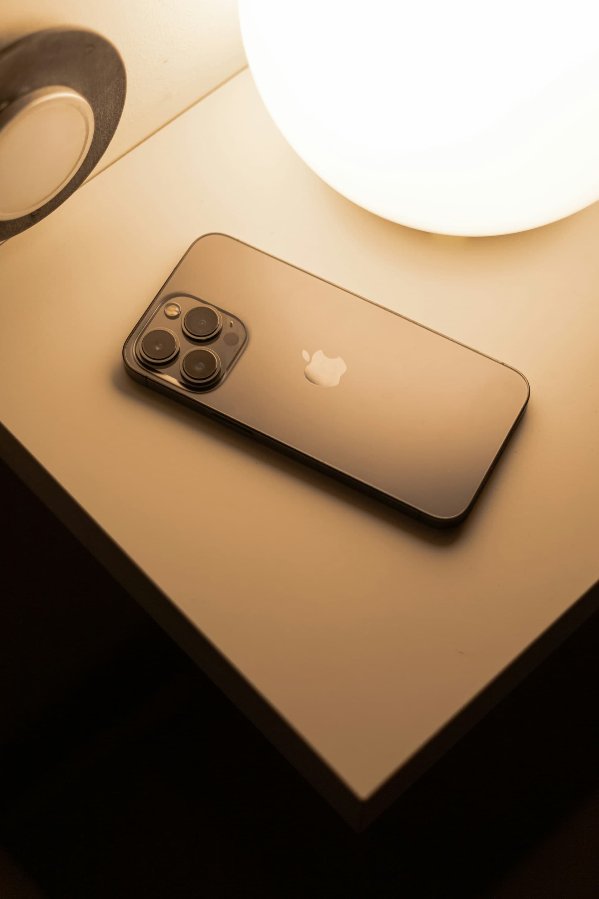 퇴근 후 언플러그: 스탠드 조명 아래 테이블 위 스마트폰