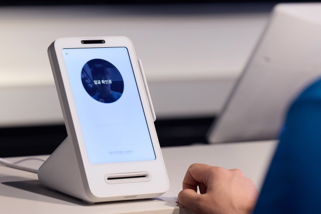 토스 페이스페이 단말기 얼굴인식 모습