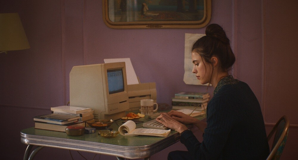 다시 글쓰기를 시작한 조안나가 컴퓨터 앞에 앉아있는 모습