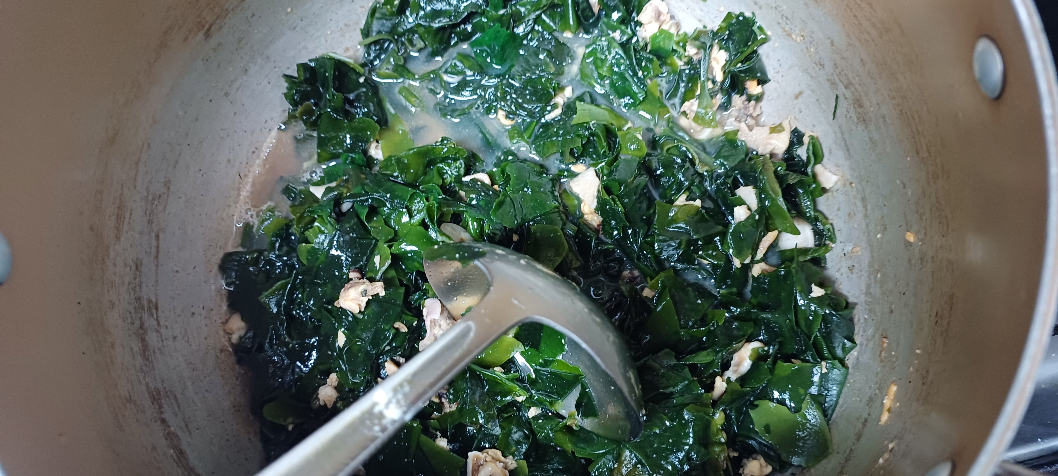 녹은 조갯살과 미역 볶아주기