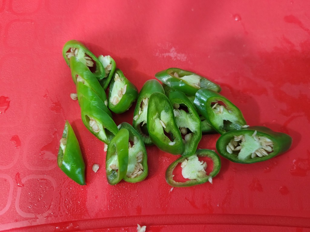 청양고추를 어슷 썰어 장조림용으로 준비한 모습
