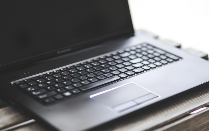 노트북 충전기 사용 습관이 배터리 성능에 미치는 실제 영향