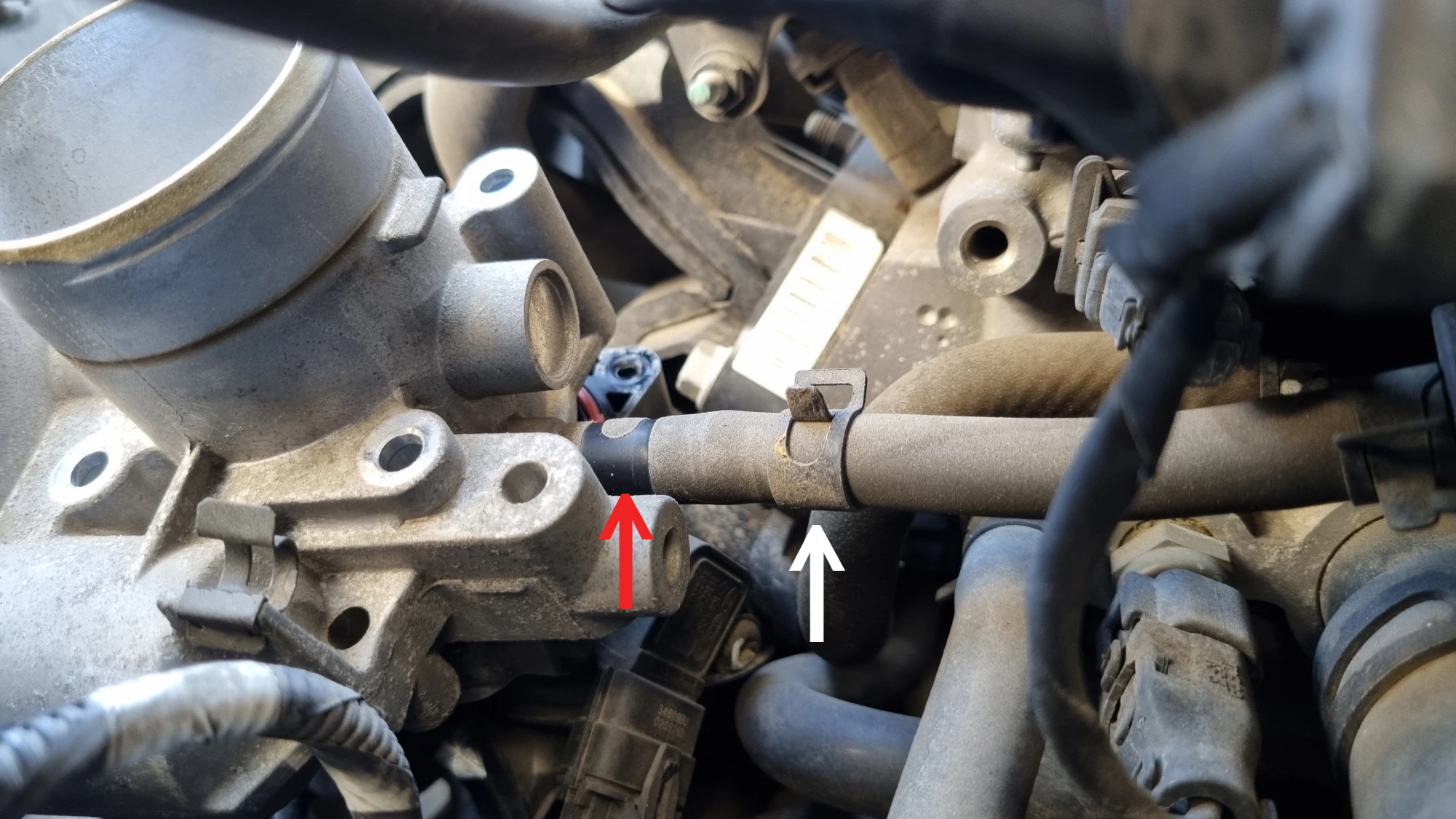 배관 고정 클립 푼 모습