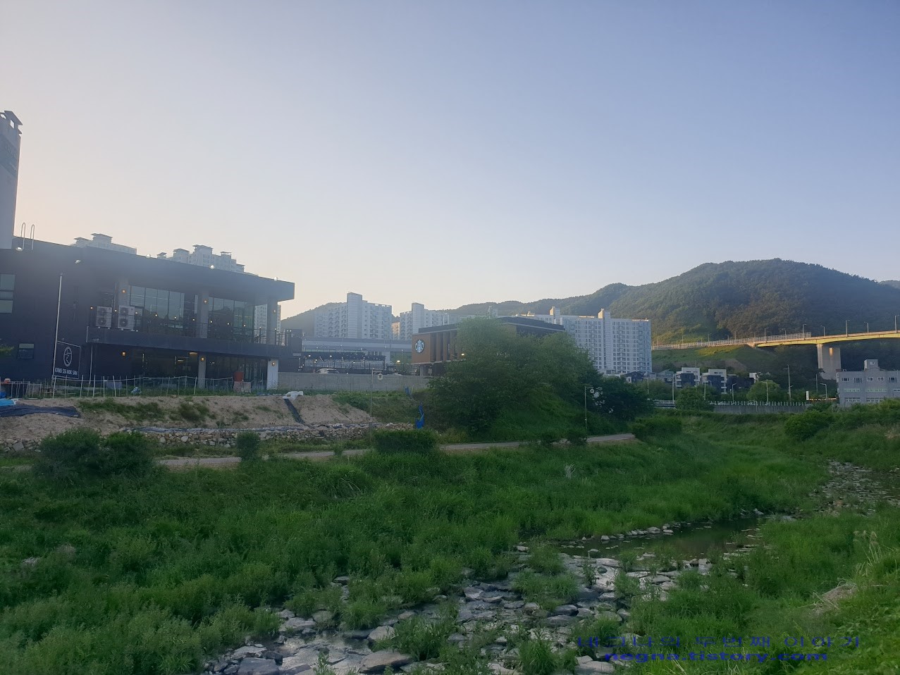 식후에 산책을 하고.