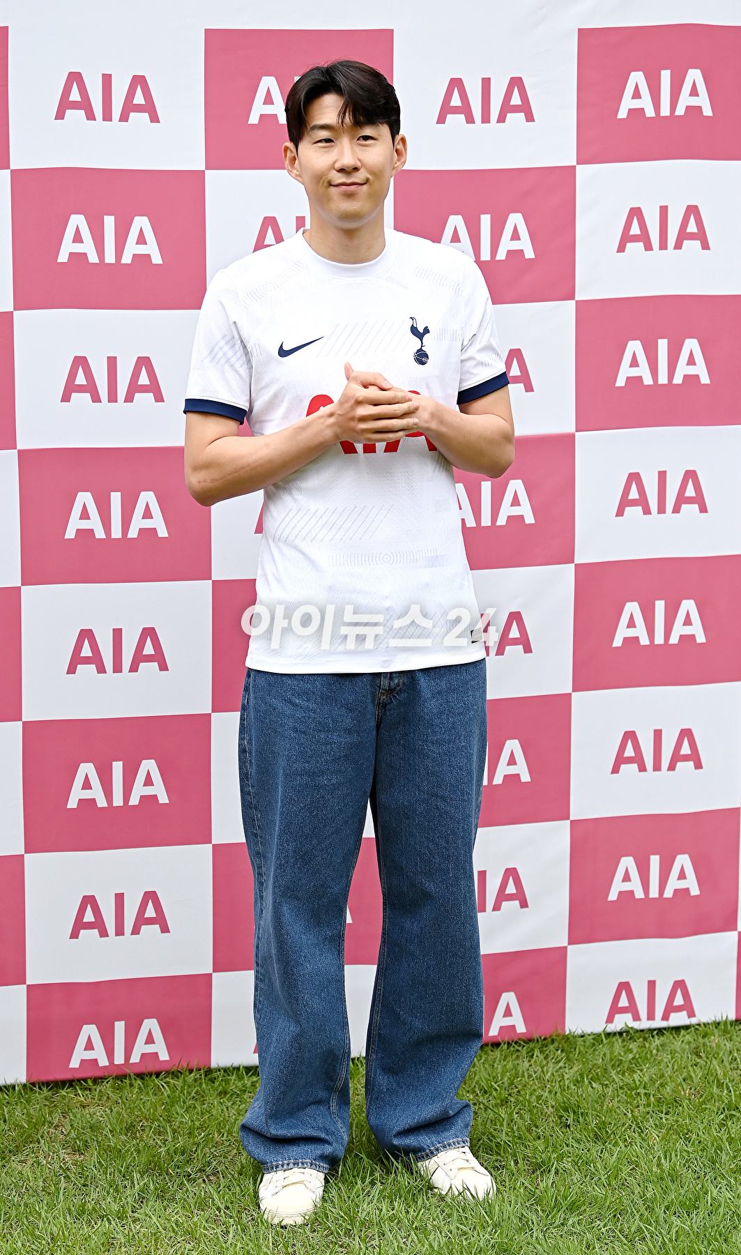 축구선수 손흥민이 4일 오후 서울 동대문구 글로벌지식협력단지에서 열린 AIA생명 소아암 어린이 돕는 사회공헌 캠페인에 참석해 포토타임을 갖고 있다. [사진=곽영래 기자]