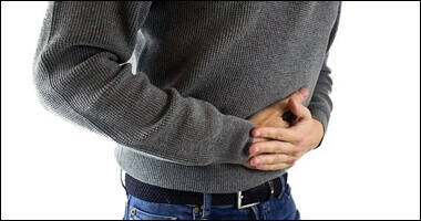 아픈 배를 만지고 있는 손