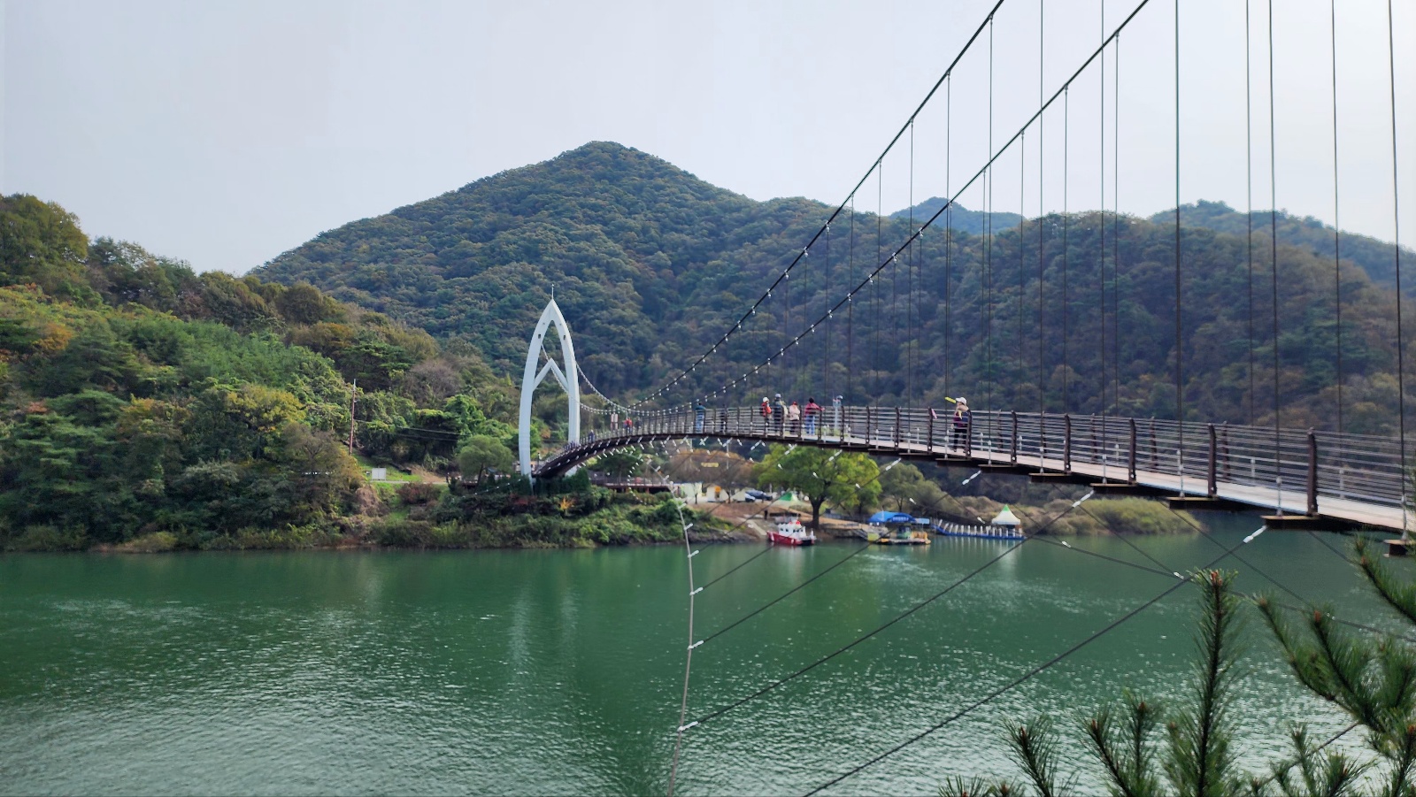 "영화 클래식 OST로 유명한 파헬벨 캐논의 조화로운 선율과 어울리는 직접 촬영한 평화로운 호수와 구름다리 풍경"