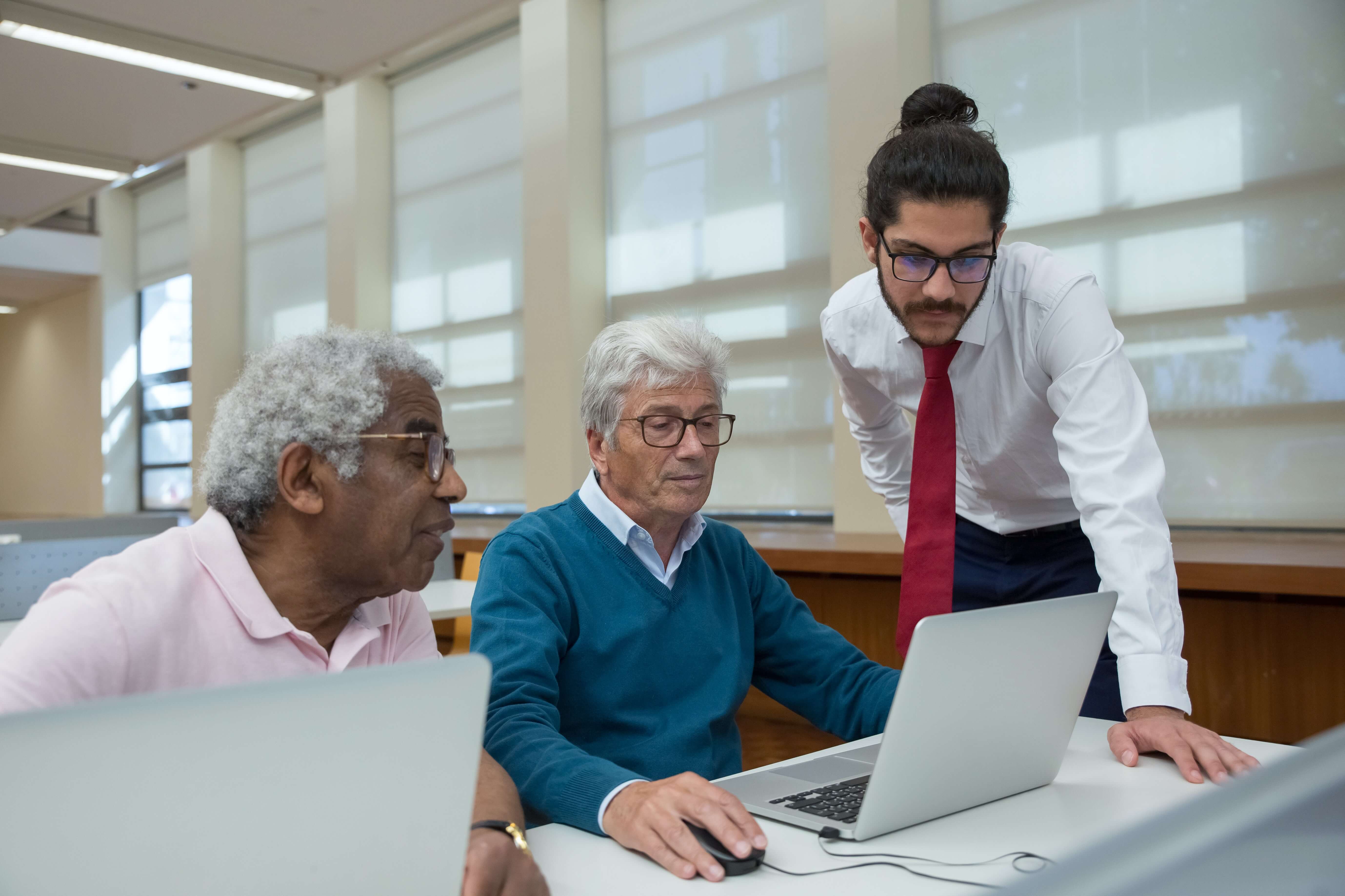 유언장을 작성하는 할아버지