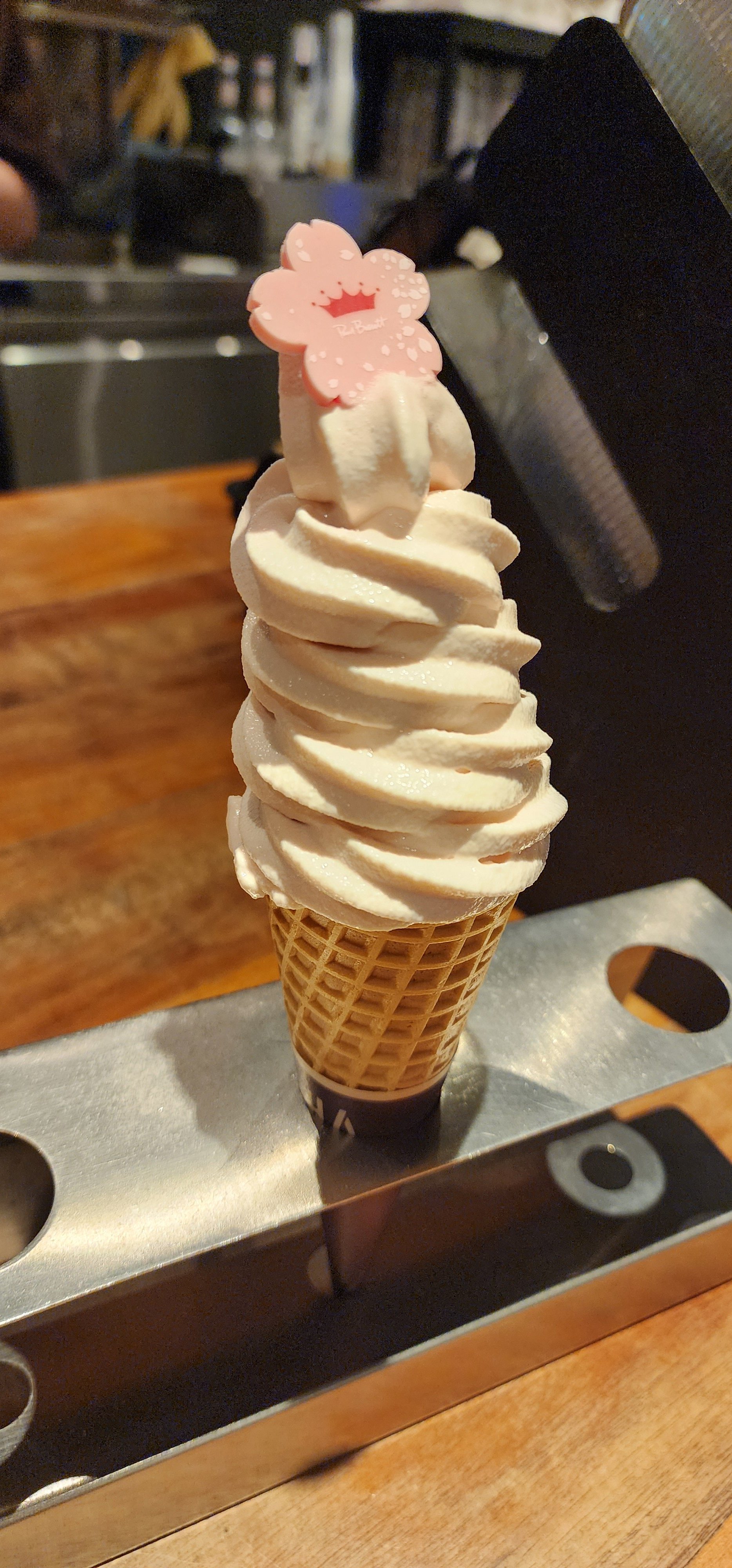 폴바셋 시즌 메뉴 체리 블라썸 아이스크림 콘 사진
벚꽃 모양 얇은 초콜릿이 콘 위에 올라가 있다.