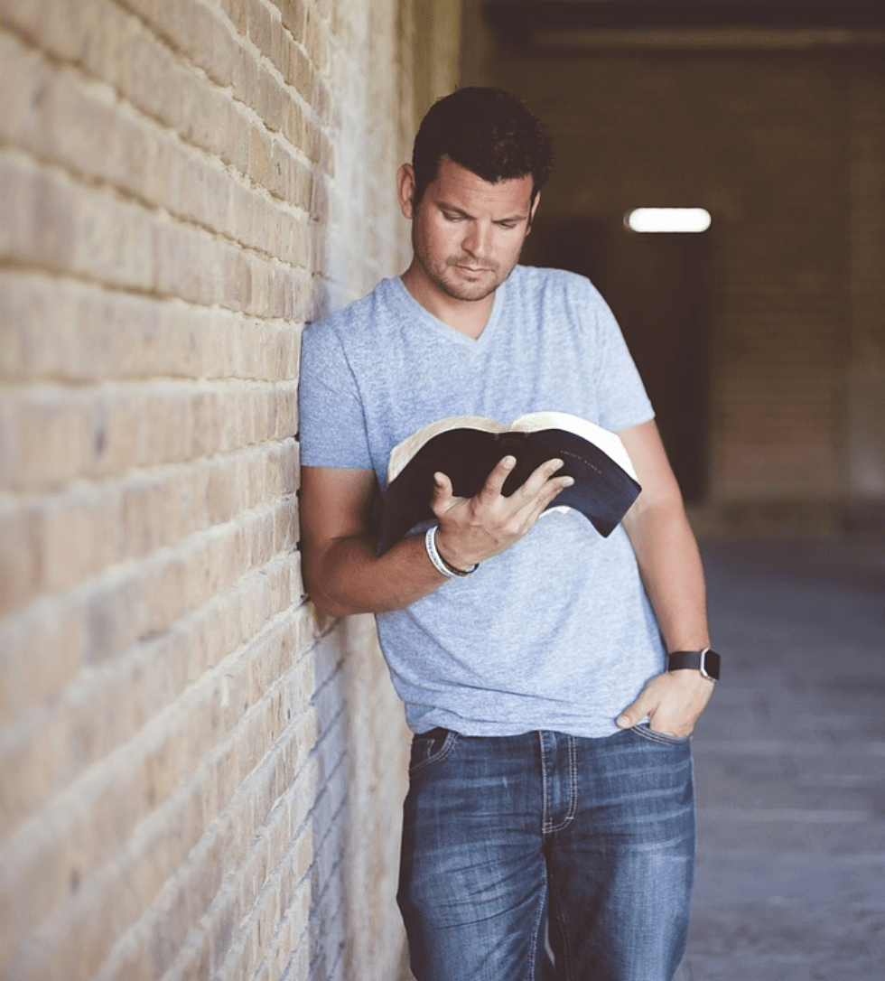 벽에-기대어-책-읽는-남자