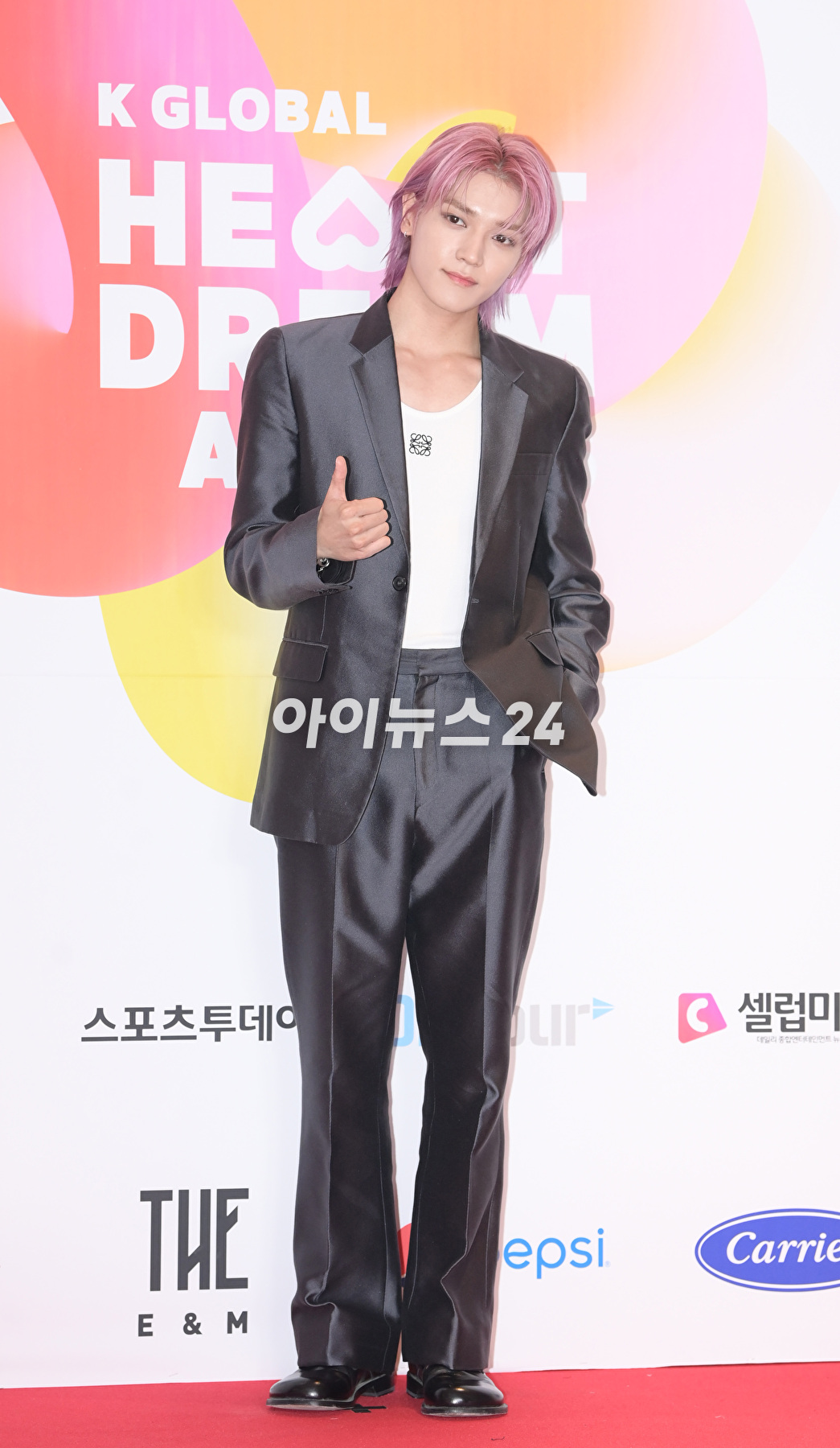 그룹 NCT 태용이 10일 오후 서울 송파구 올림픽공원 케이스포돔(KSPO DOME)에서 열린 '2023 K글로벌 하트 드림 어워즈' 레드카펫 행사에 참석하고 있다. [사진=정소희 기자]