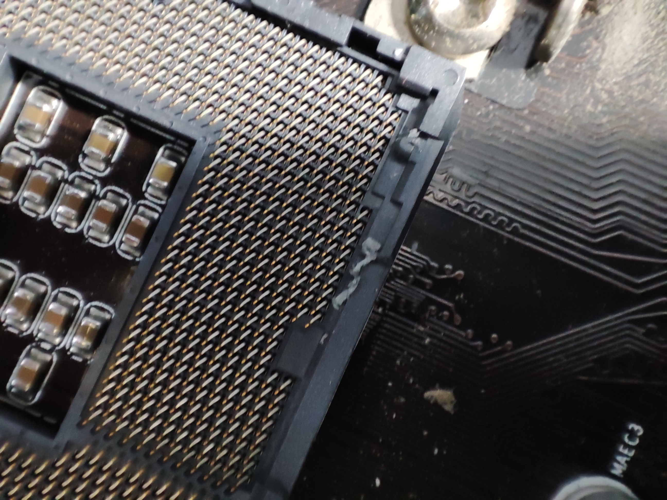 CPU 슬롯 옆에 서멀구리스