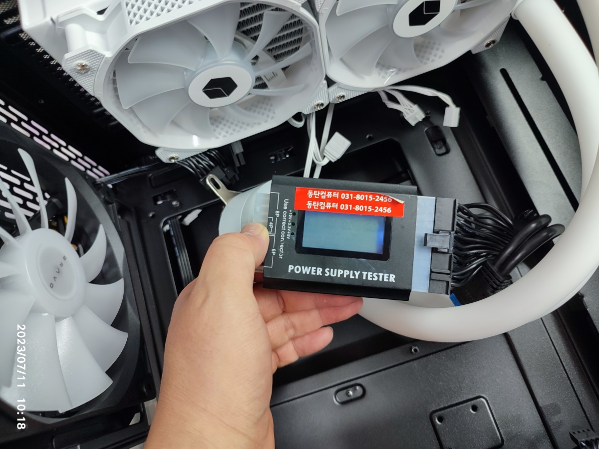 테스기의 액정의 검은색 글자가 희미합니다. 액정을 눕혀서 숫자를 읽을 수 있습니다.