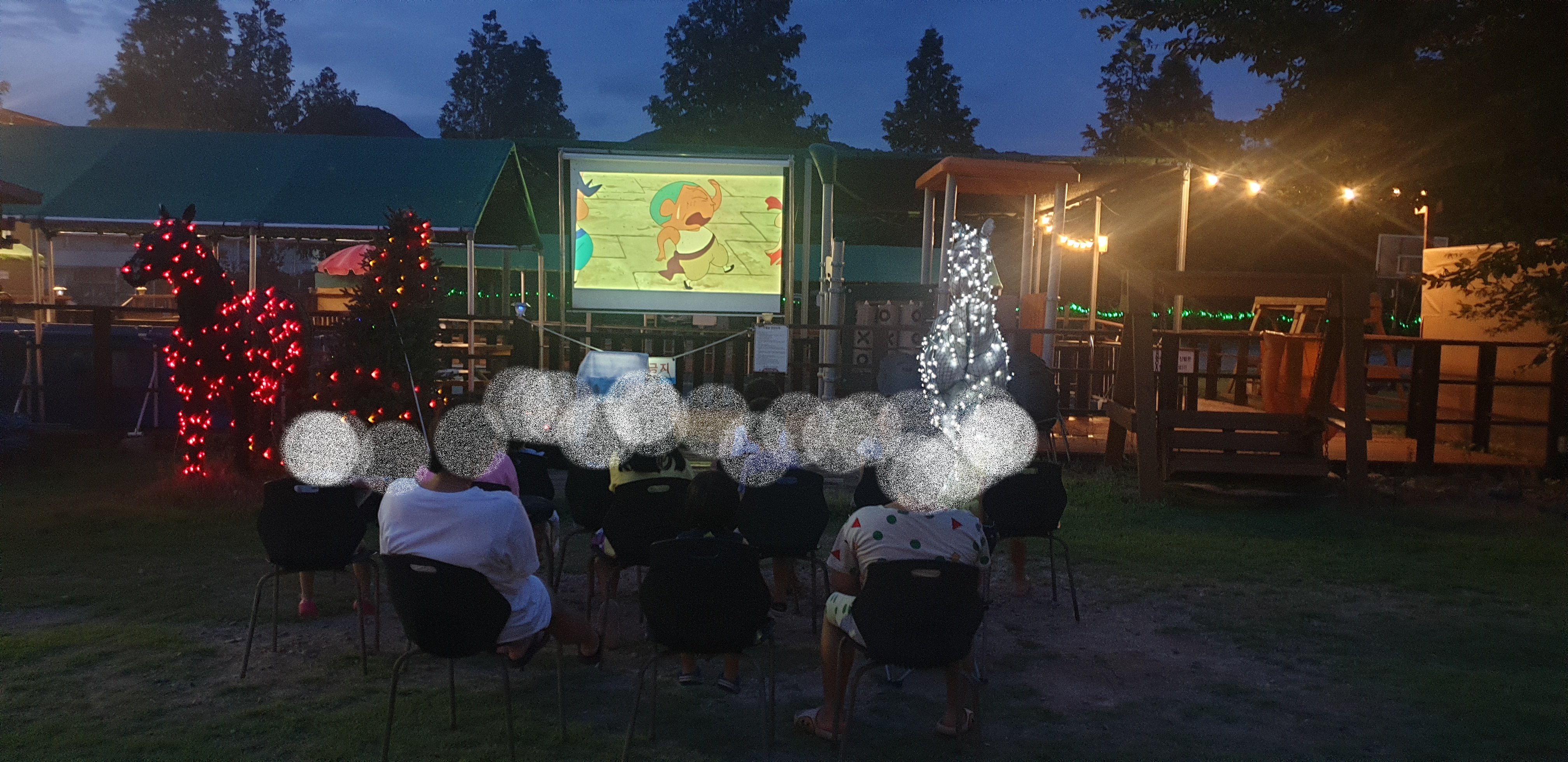 부모들 맥주타임을 위한 어린이 영화 상영